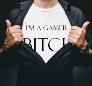 Una collezione delle migliori magliette a tema videogiochi recuperabili su Amazon magliette ispirate ai videogame retrò